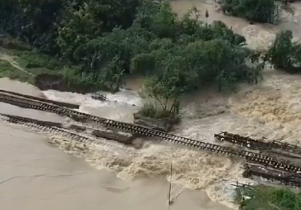 Jalur Rel Tergerus Banjir, KAI Batalkan Beberapa Perjalanan Kereta